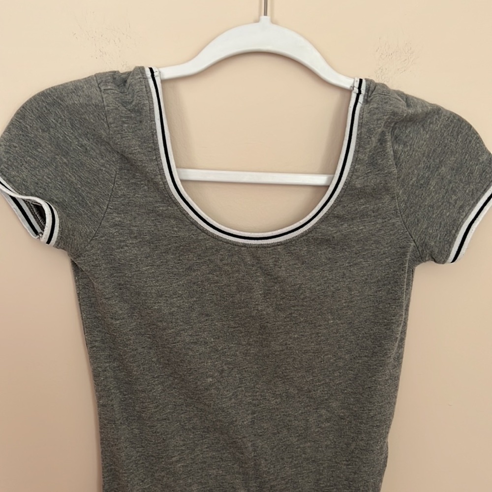 𝅺hollister l Gray Short Sleeve Bodysuit - Picture 2 of 6